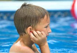 Jangan Anggap Sepele Air yang Masuk Telinga Saat Berenang