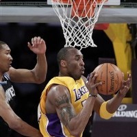 Lakers Pertegas Dominasi atas Wolves