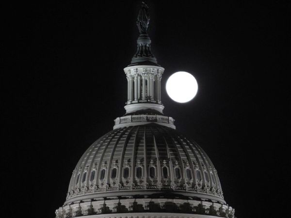 Ketika Bulan Dekat dengan Bumi