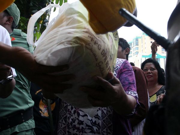 Warga Serbu 1.000 Paket Sembako