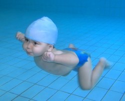 Berenang Bisa Buat Si Kecil Lebih Pintar