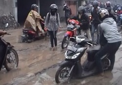 Nekat Melintas, Puluhan Motor Terjebak Lahar Dingin di Jl Magelang-Yogya