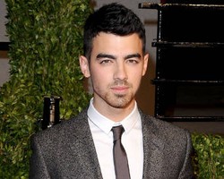 Joe Jonas Bantah Dirinya Gay