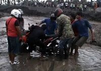 Puluhan Motor Terjebak Lahar Dingin Merapi