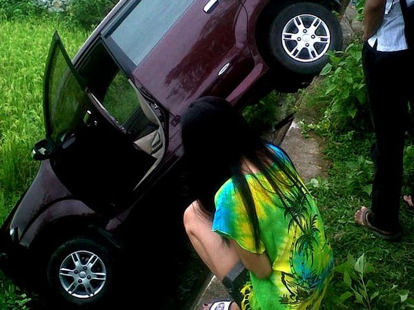 Xenia Nyemplung ke Sawah