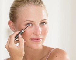 Trik Memakai Eyeliner Sesuai Jenisnya