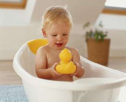 8 Tips Memandikan Bayi