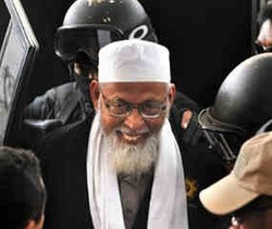 Tuding Hakim Paranoid dan Berpihak, Kubu Baasyir Minta Sidang Diulang