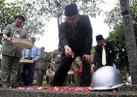 Satpol PP Ziarah ke TMP Kalibata