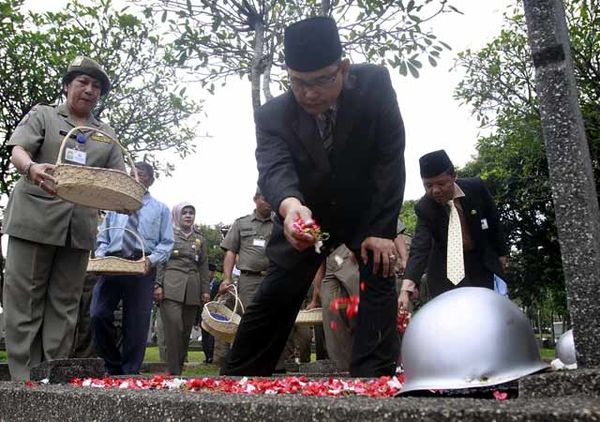Satpol PP Ziarah ke TMP Kalibata