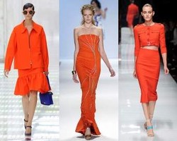 Tampil Mencuri Perhatian dengan Busana Oranye