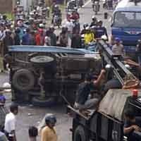 Truk Air Mineral Terjang Tronton, Sopir Tewas Seketika