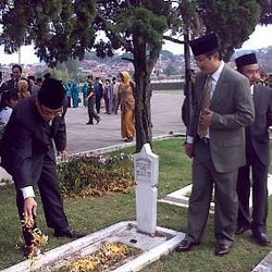 Ratusan Legiun Veteran Tabur Bunga di TMP