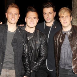 Westlife Digantung di Atas Penggemarnya