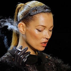 Ingin Hamil, Kate Moss Berusaha Stop Merokok