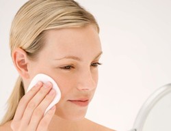 Cara Praktis Tutupi Jerawat Meradang