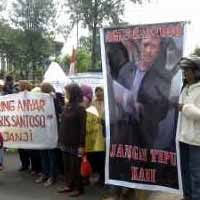 Politisi Demokrat Berang Dituduh Telah Menipu Warga