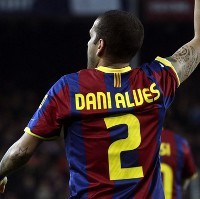 Alves Bertahan di Barca Hingga 2015