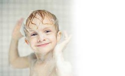 Tips cerdas untuk si Kecil yang susah mandi
