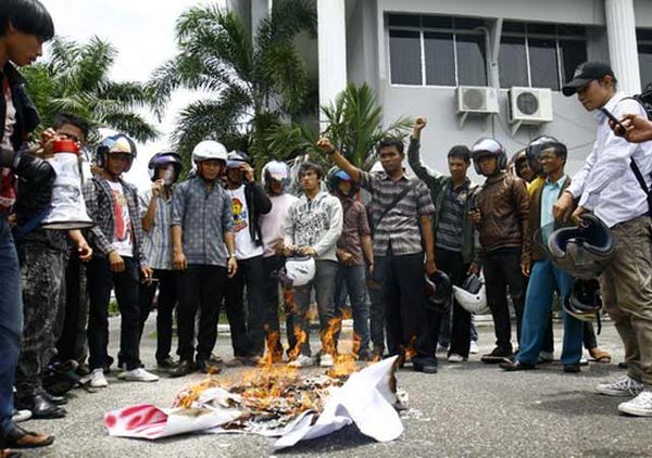 Foto Nurdin Dibakar di Riau