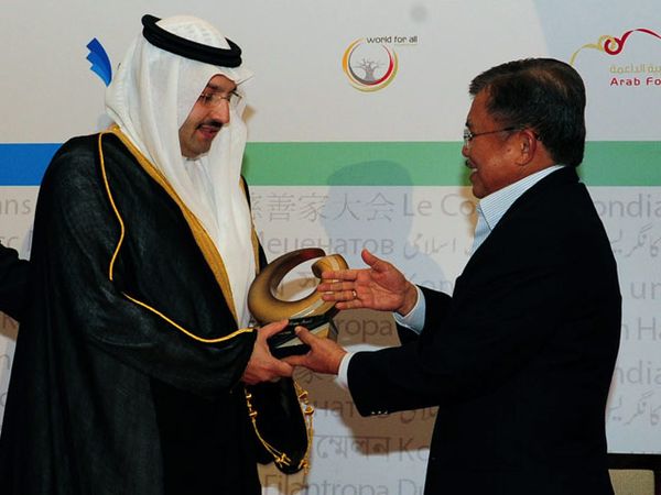 JK Serahkan Filantropis Award