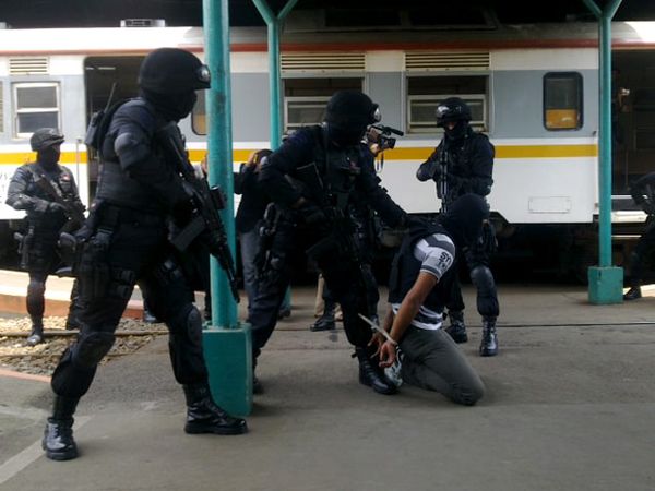 Simulasi Penanganan Teroris di Kereta Api