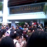 Tolak Kepsek Diganti, Ratusan Siswa SMUN 1 Makassar Geruduk Kantor Walikota