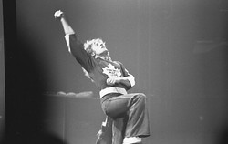 Vokalis The Who Mainkan Set Penghormatan untuk Mantan Bassist