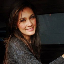 Datang Sendiri ke Pernikahan KD, Luna Maya Senyum-senyum