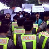 Sempat Tegang, Pendemo Boediono dan Polisi Bersalaman