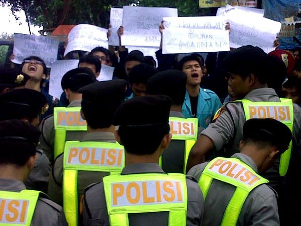 Mahasiswa Coba Hadang Wapres
