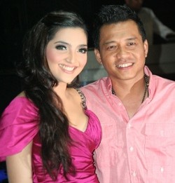 Keluarga KD Salut Anang Datangi Resepsi Mantan Istri