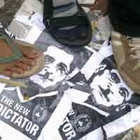 Bonek 1927 Hancurkan Bola Raksasa Bergambar Nurdin Cs