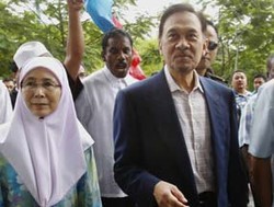 Anwar Sangkal Jadi Pemain Video Seks dengan Tunjukkan Jam Nge-tweet