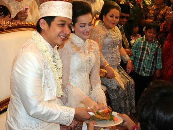 Pasha dan Adel Berbusana Putih