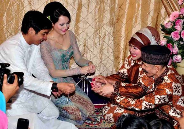 Pasha Ungu - Adel Sungkeman