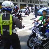 Polisi Razia Bonek yang Bawa Bambu