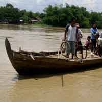 Perahu Penyeberangan Bengawan Solo Tenggelam, 4 Orang Hilang