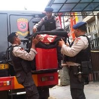 Gegana Polda Kaltim Hancurkan Paket Mencurigakan di Samarinda