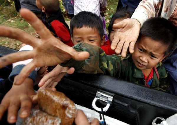 Korban Gempa Myanmar Terima Bantuan
