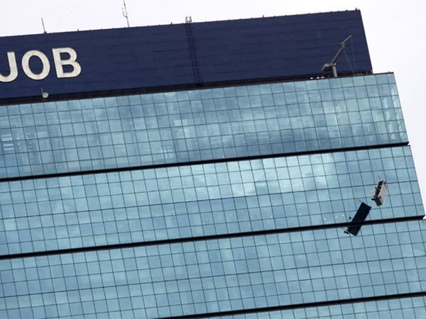 Gondola Miring di Gedung UOB Plaza