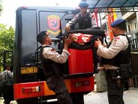 Gegana Hancurkan Paket Teror Bom