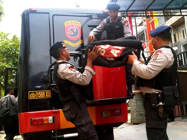 Gegana Hancurkan Paket Teror Bom