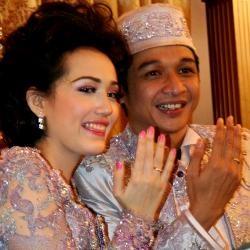 Usapkan Bekas Tangan Pasha ke Anak, Fans Berharap Dapat Berkah