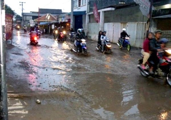 Jalan Terusan Cibaduyut Rusak