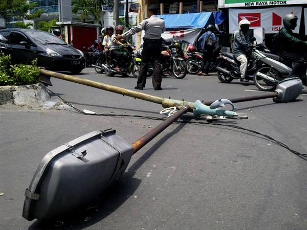 Lampu Jalan di Kedungdoro Roboh
