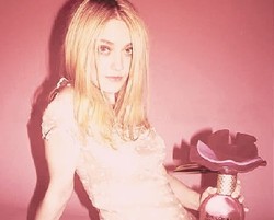 Dakota Fanning Akan Menjadi Ikon Parfum Marc Jacobs?