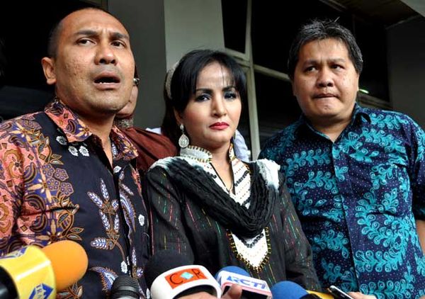 Machica Laporkan Poppy Dharsono