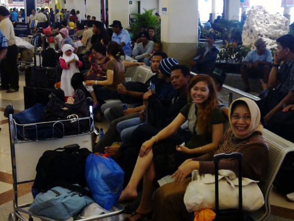 Ribuan Penumpang Menumpuk di Bandara Juanda