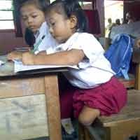 Dewi, Bocah SD yang Cacat Fisik itu Ingin Menjadi Guru